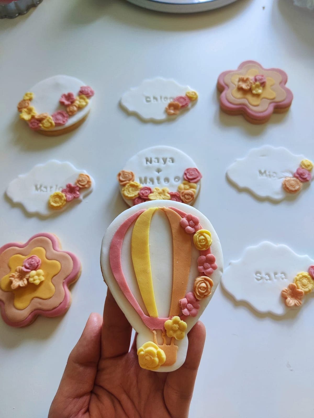 Biscuit sablé en forme de montgolfière fleurie en pâte à sucre